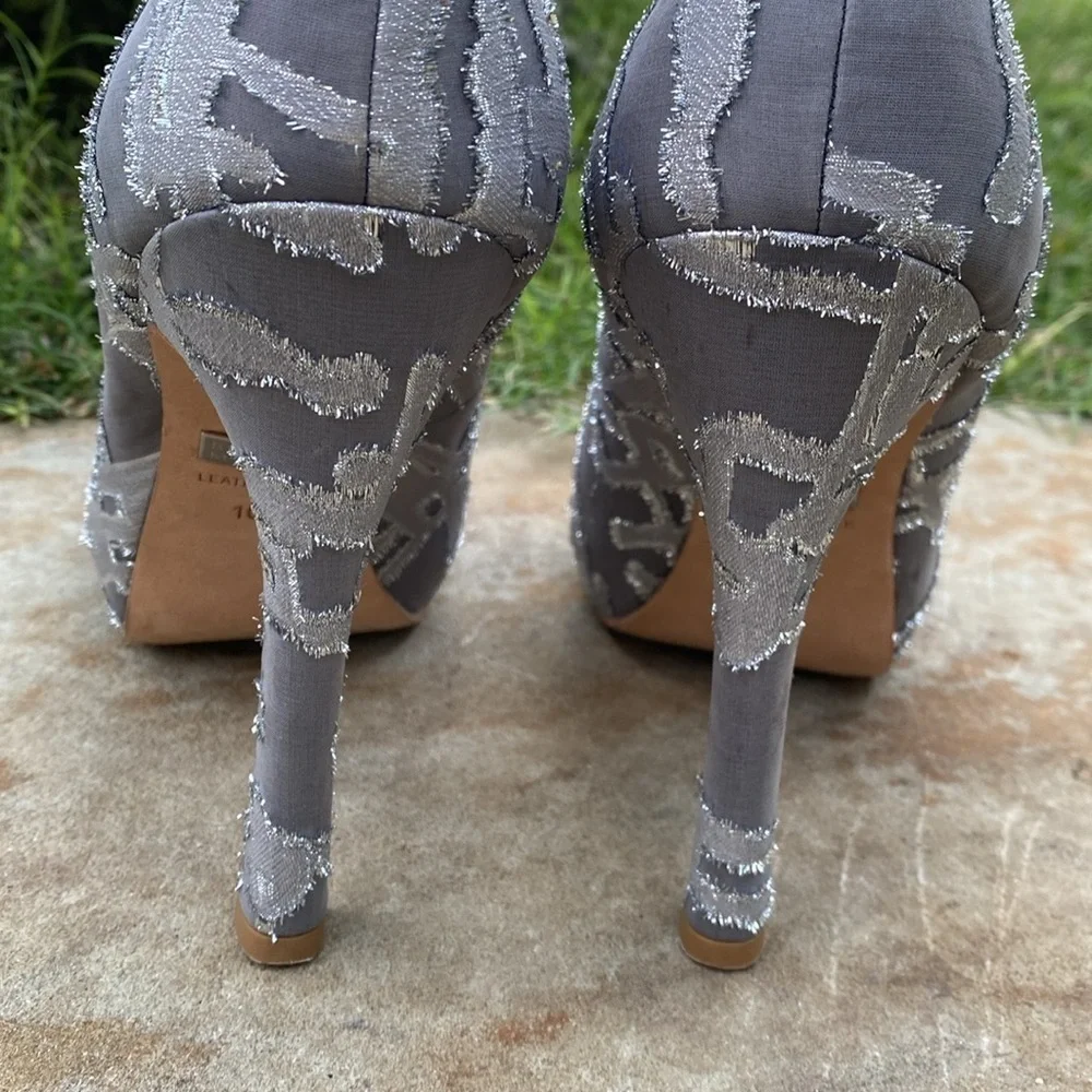 Badgley Mischka stiletto heels silver textile metallic 5” formal peep toe